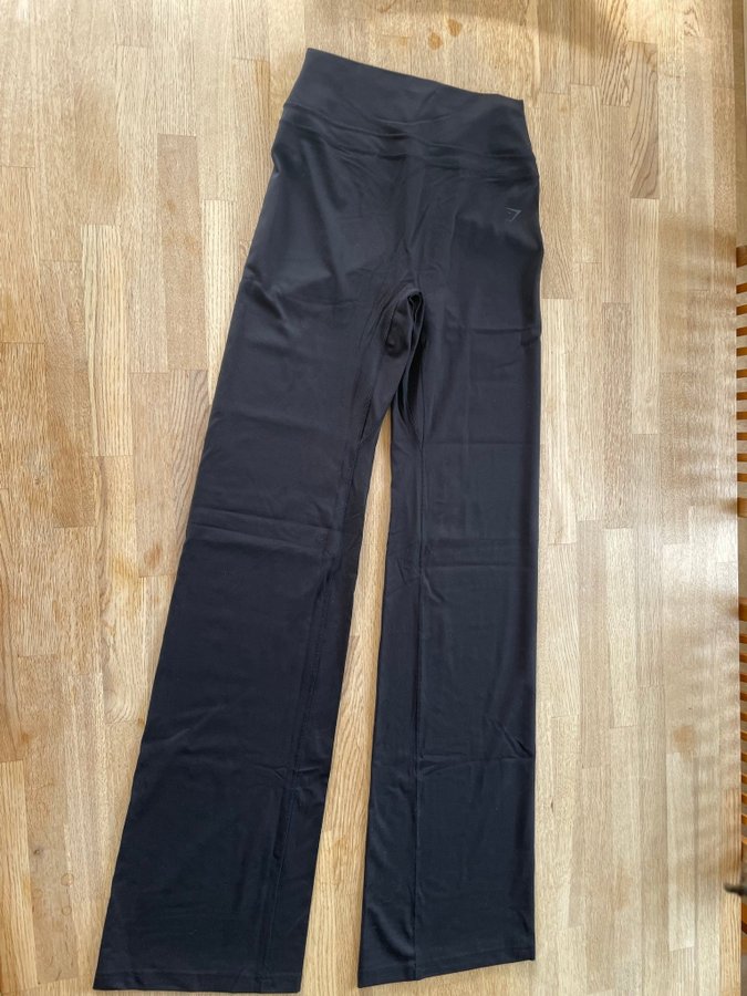 Se produkter som liknar Gymshark svarta flared på Tradera