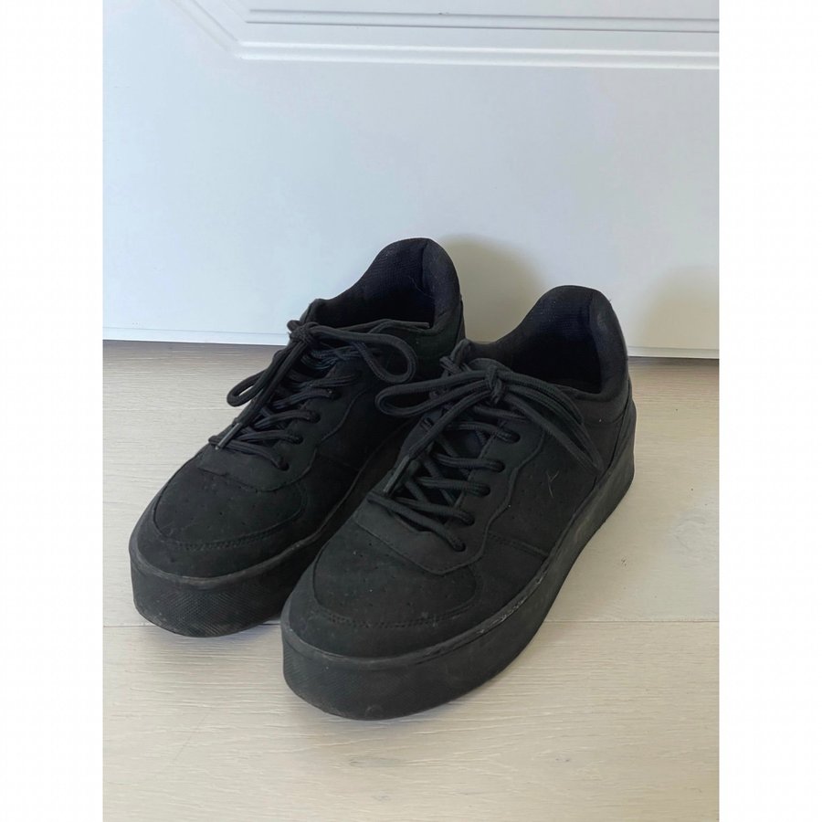Flirty platform deals sneaker