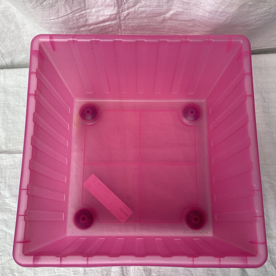 Se produkter som liknar LÅDA ROSA VESSLA LEKBACK på på Tradera