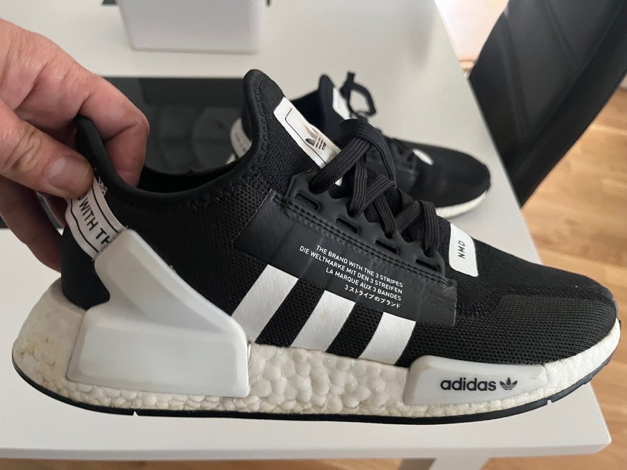Se produkter som liknar Adidas NMD R1 V2 Sneakers på Tradera