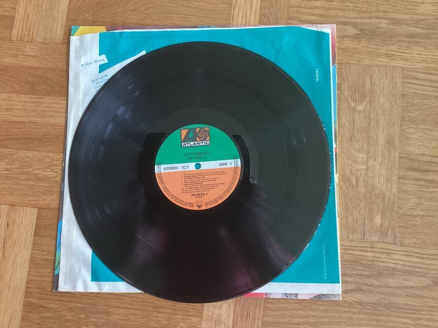 Bette Midler - No Frills (Vinyl) | Köp på Tradera (679444269) Bette Midler - No Frills (Vinyl) | Köp på Tradera (679444269)