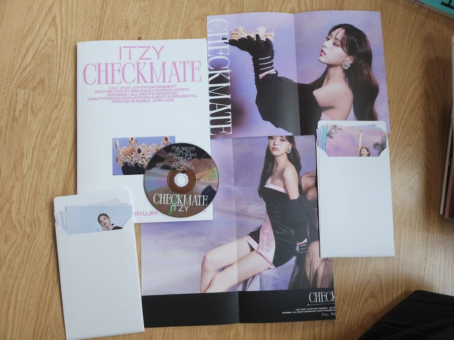Se produkter som liknar ITZY checkmate *Ryujin version* på Tradera