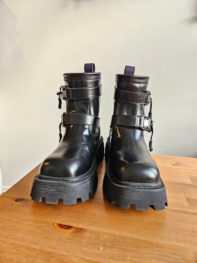 Se produkter som liknar Eytys Blade Boots Storlek 41 på Tradera 