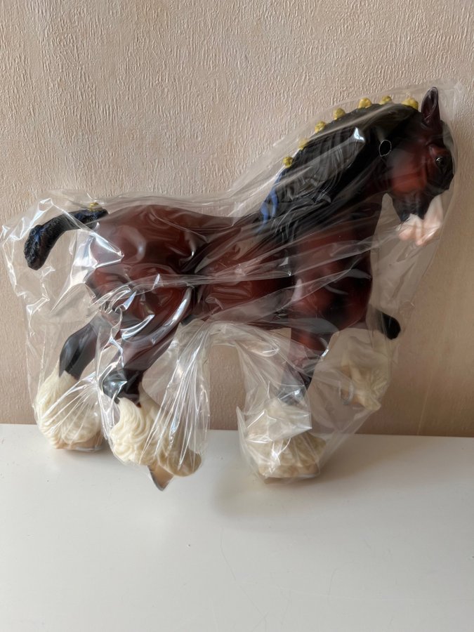 Se produkter som liknar Breyer Delivery Wagon med Cly.. på Tradera