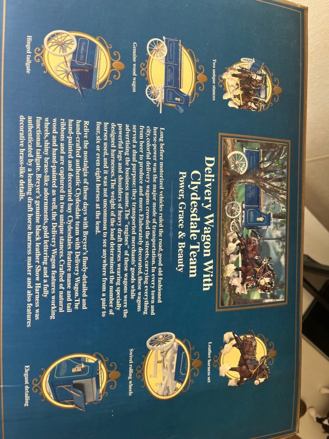 Se produkter som liknar Breyer Delivery Wagon med Cly.. på Tradera