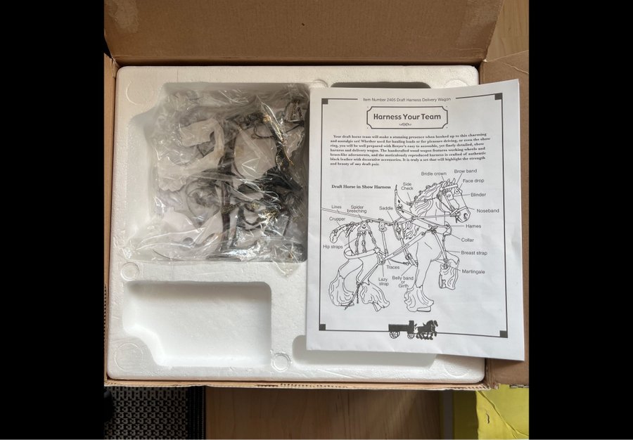 Se produkter som liknar Breyer Delivery Wagon med Cly.. på Tradera