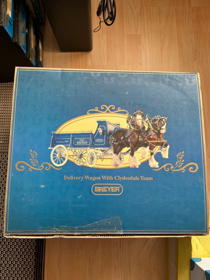 Se produkter som liknar Breyer Delivery Wagon med Cly.. på Tradera