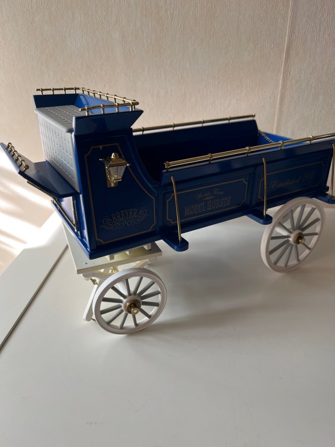 Se produkter som liknar Breyer Delivery Wagon med Cly.. på Tradera