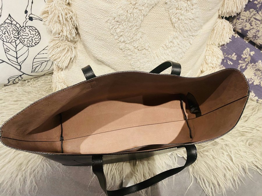 Filippa K Joan Leather Tote skinnaxelremsvaska