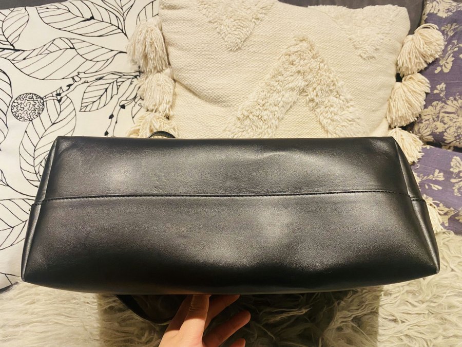 Filippa K Joan Leather Tote skinnaxelremsvaska