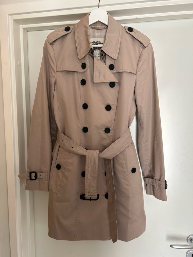 Klassisk Burberry trenchcoat i beige dam
