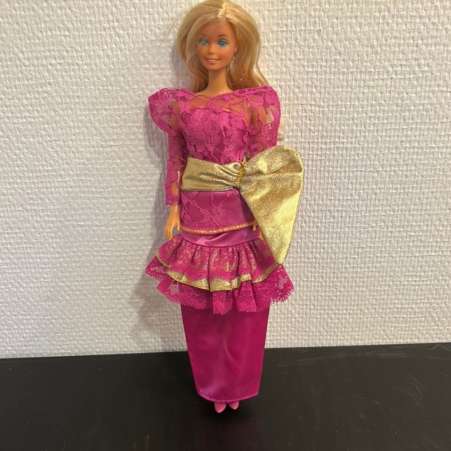 Se produkter som liknar Barbie vintage i Oscar de la på Tradera