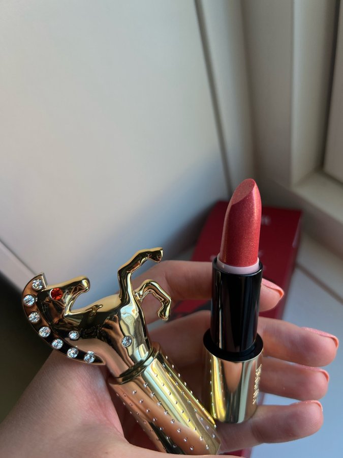 口紅 ISAMAYA Luckykiss Diamond Lip Glow Bluff Isamaya Bluff Luckykiss Diamond Lip Gloss Lipstick Review