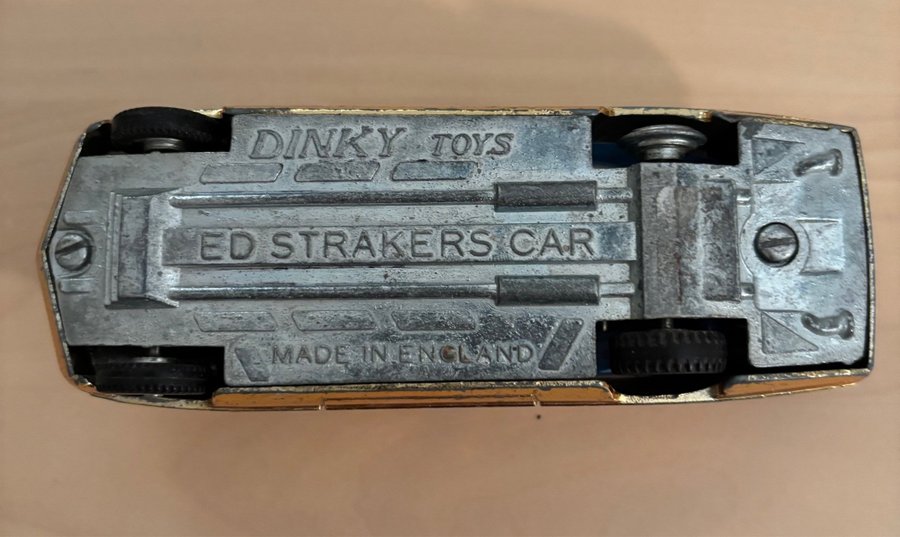 ミニカー DINKY TOYS ED STRAKERS CAR Ed Straker's car. Restoration of the Dinky Toys model from the