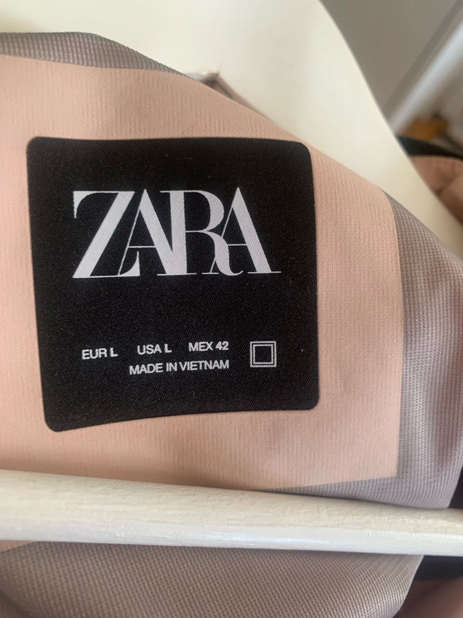 Vind Roda Zara ljusrosa lätt vind jacka med röda detaljer.. | Köp på Tradera ...