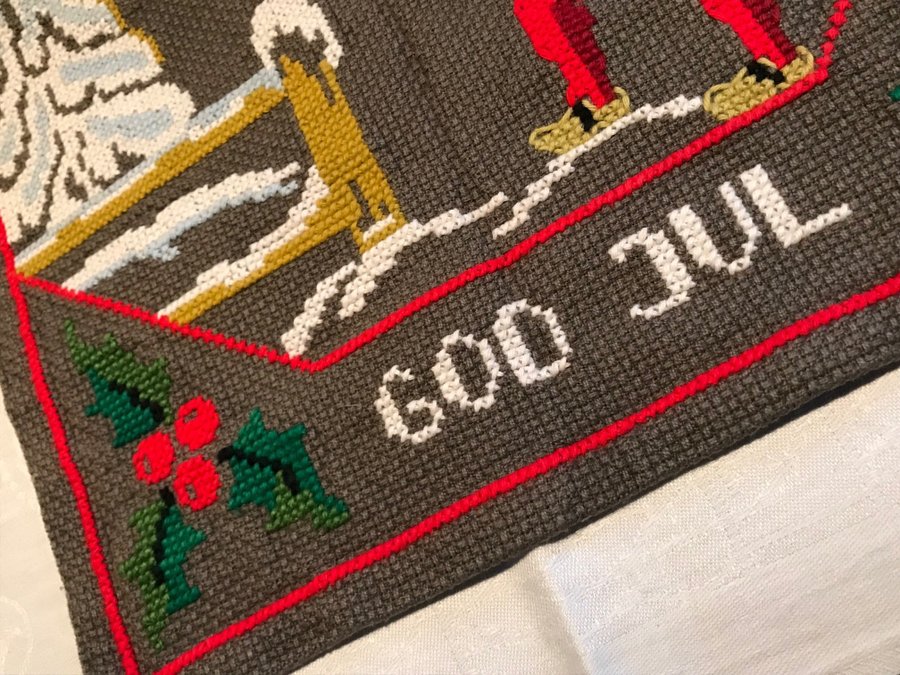 Fin julbonad med tomte God Jul Broderad Korssty.. Köp på Tradera