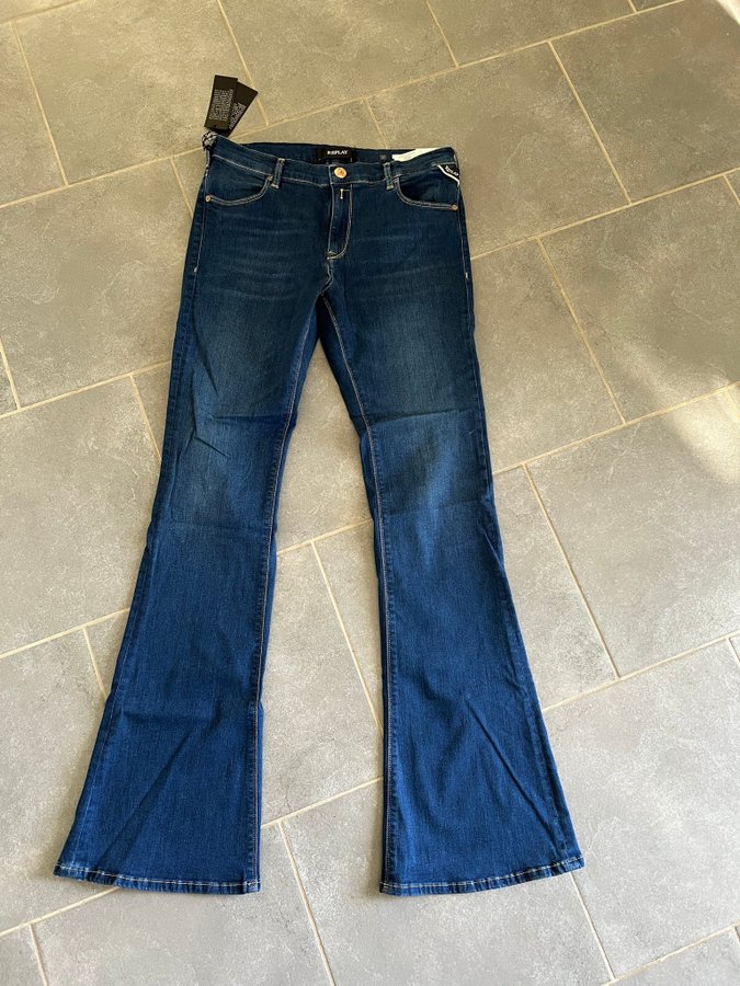 Helt nya och oanvanda Replay jeans Stella flare strl W32 L34 Nypris 1695 kr