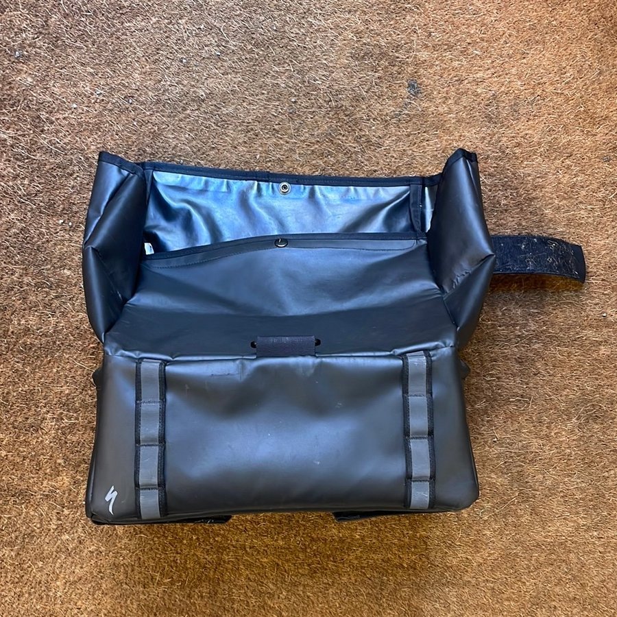 Se produkter som liknar Specialized Pizza rack bag på Tradera