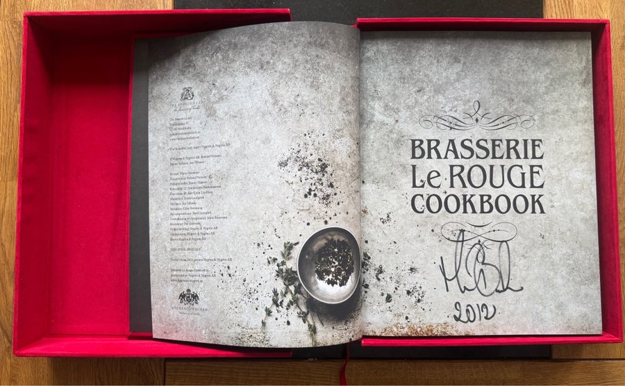 Se produkter som liknar Brasserie Le Rouge Cookbook, .. på Tradera