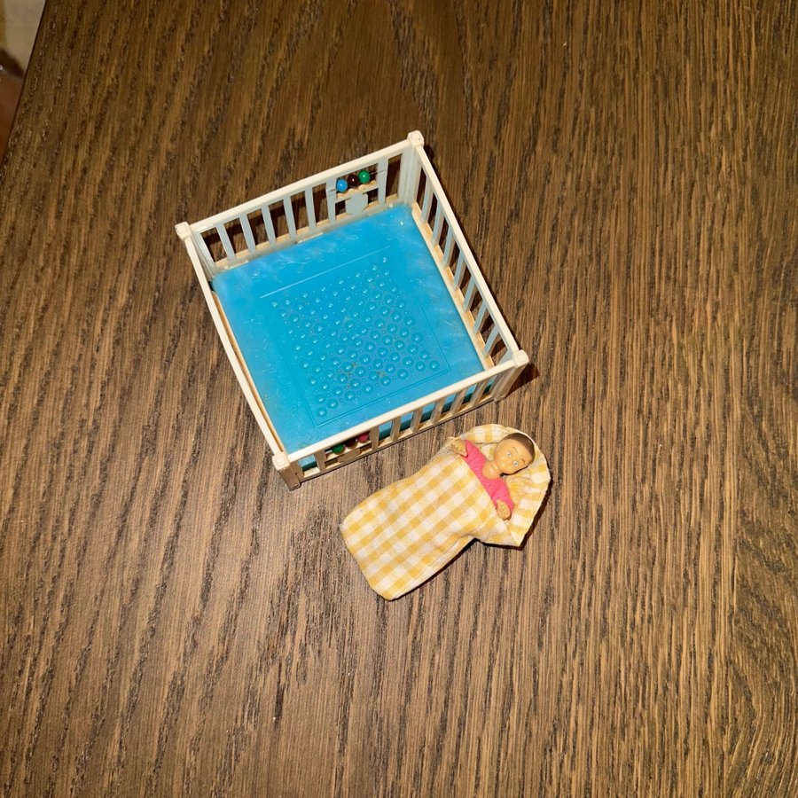 Dockskåpstillbehör: Spjälsäng med docka och fil.. | Köp på Tradera ...