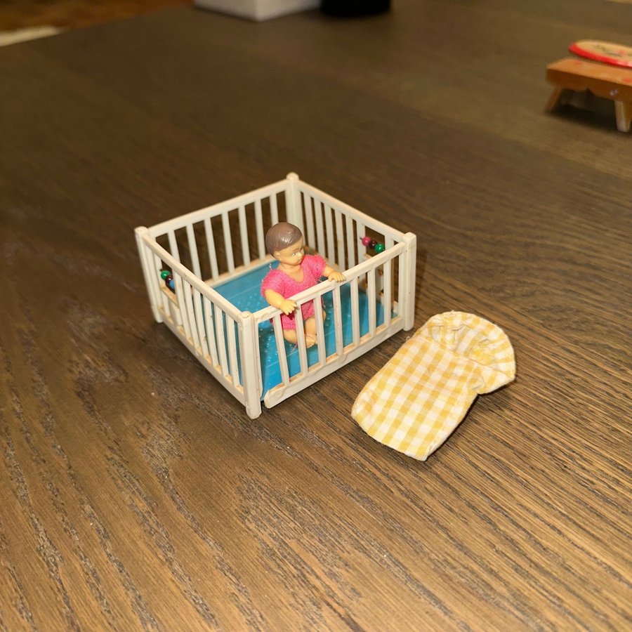 Dockskåpstillbehör: Spjälsäng med docka och fil.. | Köp på Tradera ...