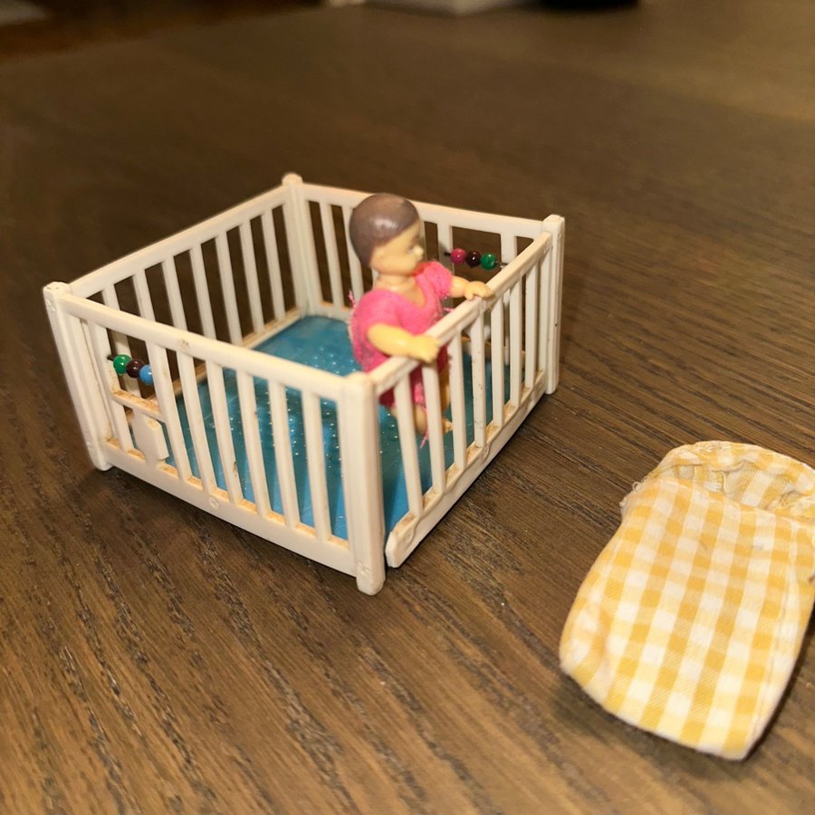 Dockskåpstillbehör: Spjälsäng med docka och fil.. | Köp på Tradera ...