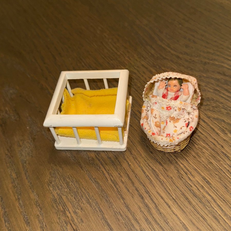 Miniatyr spjälsäng och korg med bebisdocka, Lun.. | Köp på Tradera ...