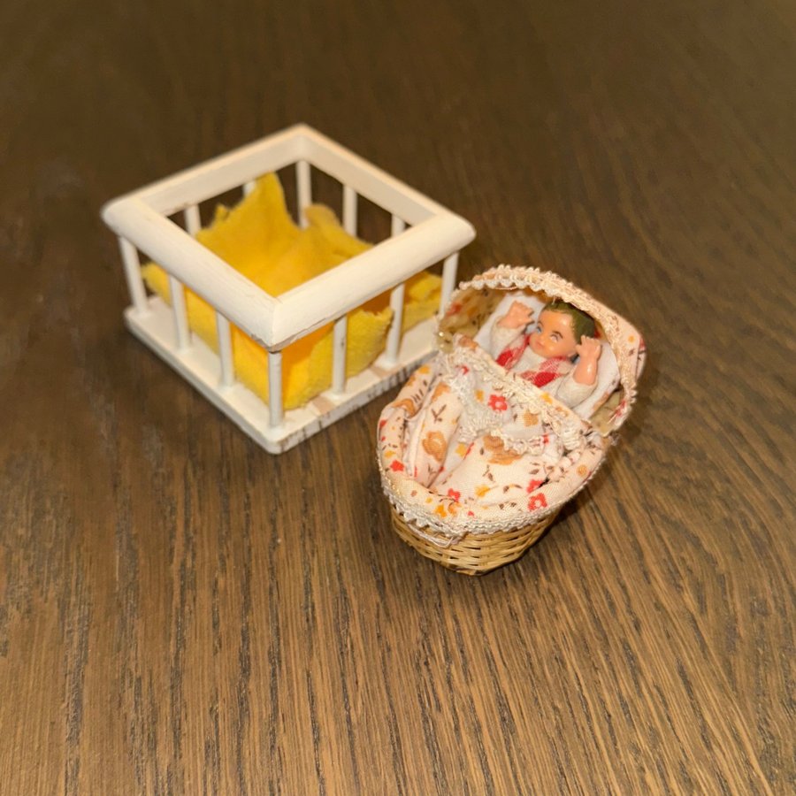 Miniatyr spjälsäng och korg med bebisdocka, Lun.. | Köp på Tradera ...