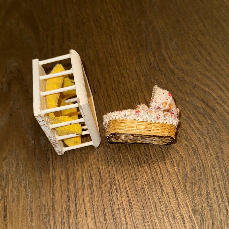 Miniatyr spjälsäng och korg med bebisdocka, Lun.. | Köp på Tradera ...