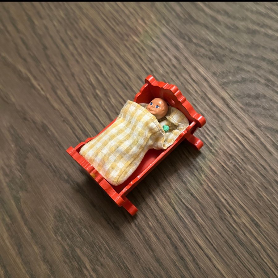 Miniatyr vagga med docka, Lundby | Köp på Tradera (724915606)