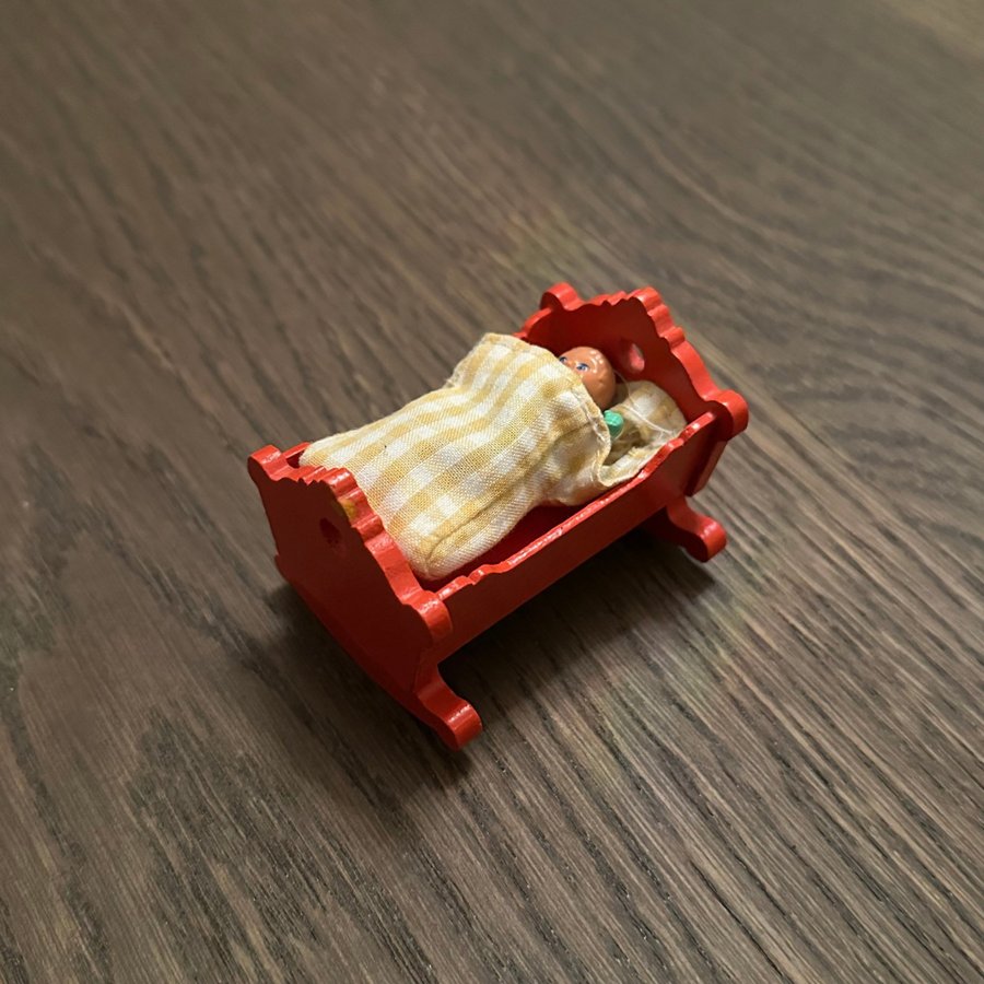 Miniatyr vagga med docka, Lundby | Köp på Tradera (724915606)