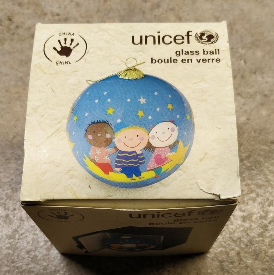 Se produkter som liknar UNICEF julkula världens barn .. på Tradera