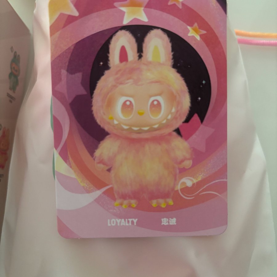 Se produkter som liknar Labubu Big Into Energy - Loya.. på