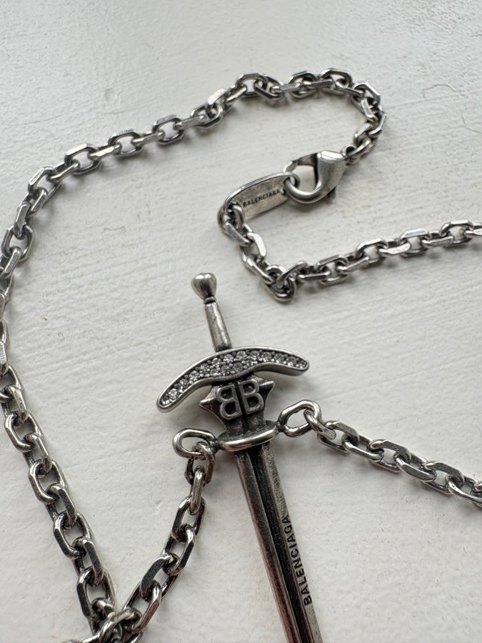 Balenciaga Sword Necklace Halskæde | Köp på Tradera (749571076)