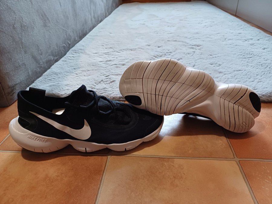 Se produkter som liknar Nike Free Run 5.0 Svart dam s. pa Tradera 651048569