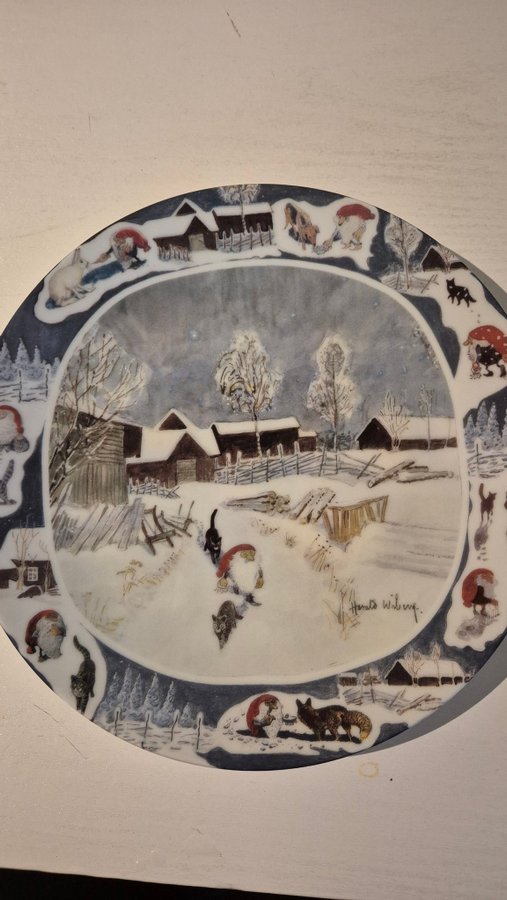 GuldKroken Jul Tallrik - Tomten & Katterna - Ha.. | Köp på Tradera