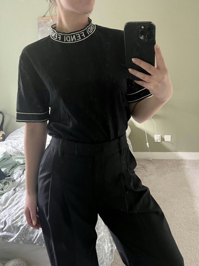 Se produkter som liknar Fendi Fy1040 Acn3 F0qa1-t-shirt på Tradera  (675804136)