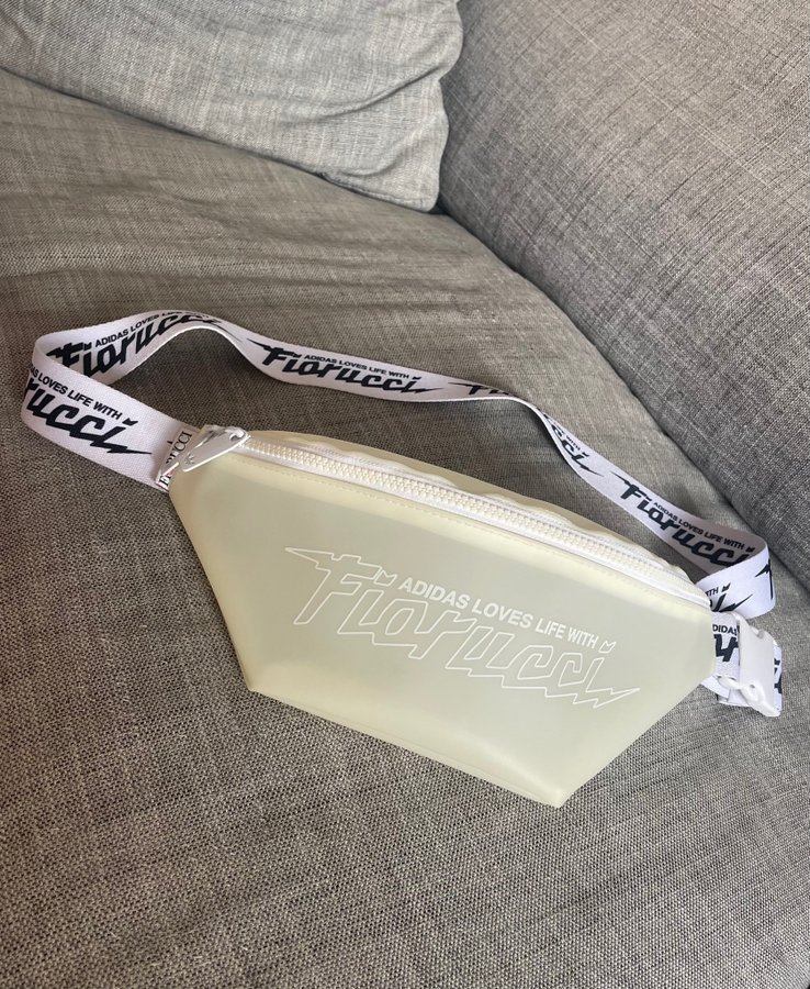 Adidas x Fiorucci Waistbag Midjeväska Köp på Tradera