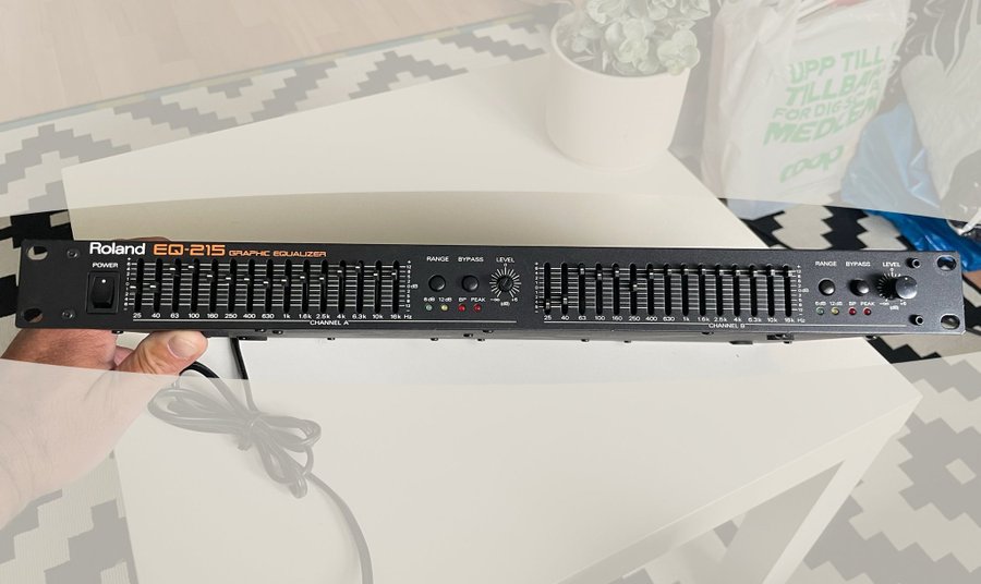 Se produkter som liknar Roland EQ-215 Grafisk Equalizer på Tradera