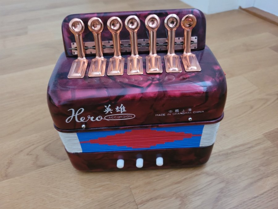 Hero accordion made in shanghai china Köp på Tradera (564761918)