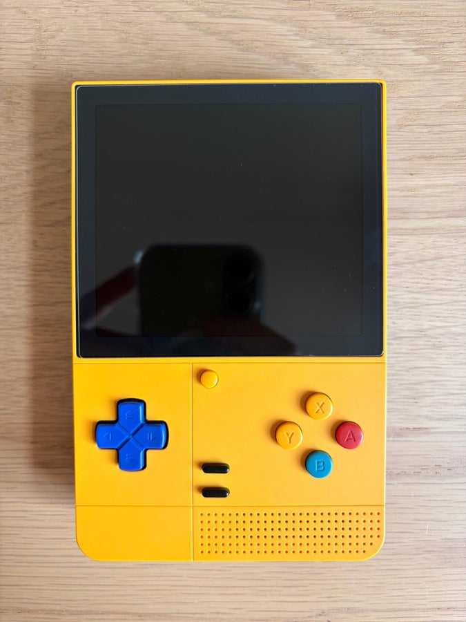 Se produkter som liknar Retroid Pocket Classic PKM Ye.. på Tradera
