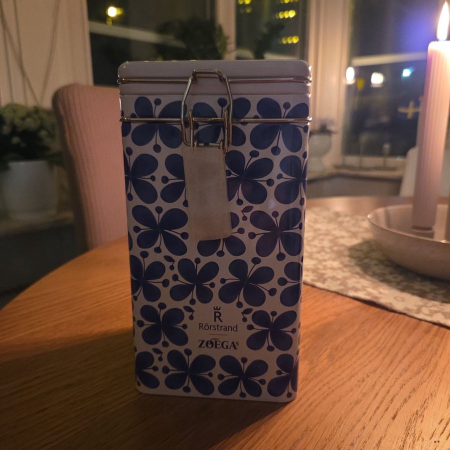 Se produkter som liknar Zoégas Rörstrand plåtburk på Tradera (721667960)