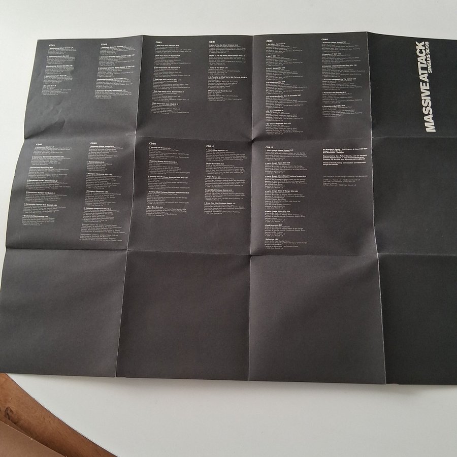 Massive Attack - Singles 90/98 (CD-box) | Köp på Tradera (718292894)