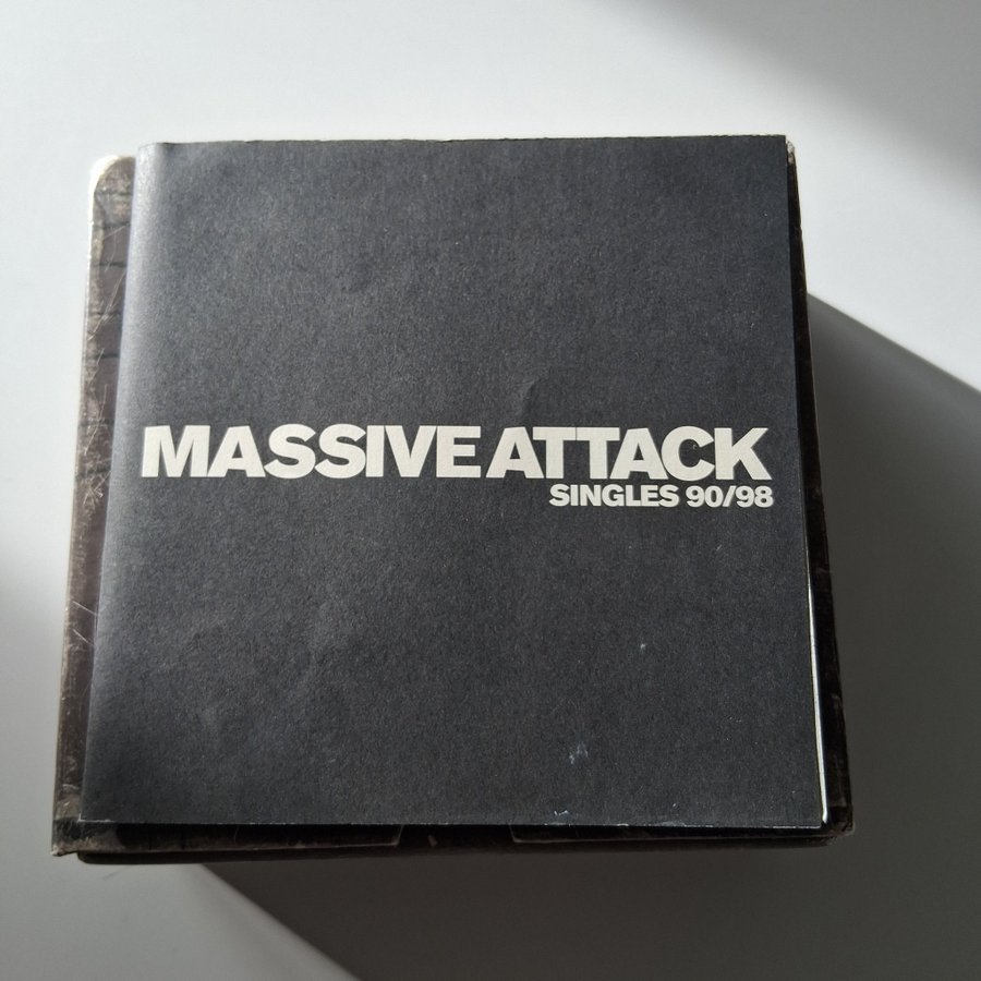 Massive Attack - Singles 90/98 (CD-box) | Köp på Tradera (718292894)