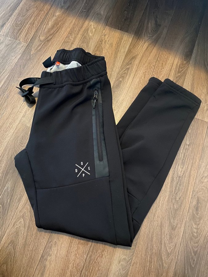 Se produkter som liknar Dope softshell byxor storlek. pa Tradera 647070984
