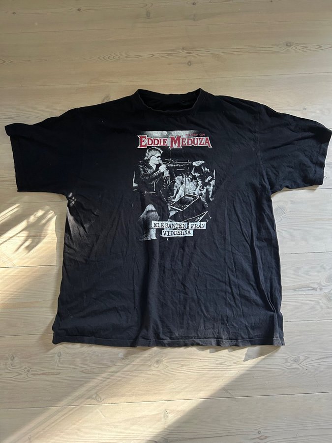 Se produkter som liknar Äldre Eddie Meduza T-shirt på Tradera