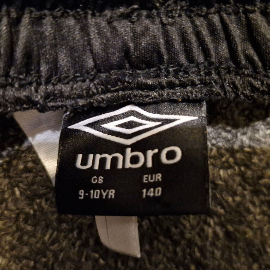 Umbro Shorts Storlek 140 par Köp på Tradera (698965300)