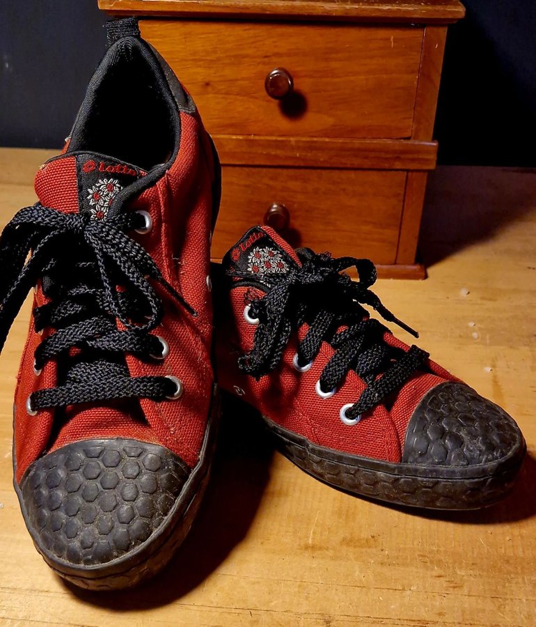 Se produkter som liknar LOTTO VINTAGE SKOR 90-TAL på Tradera - Main Image