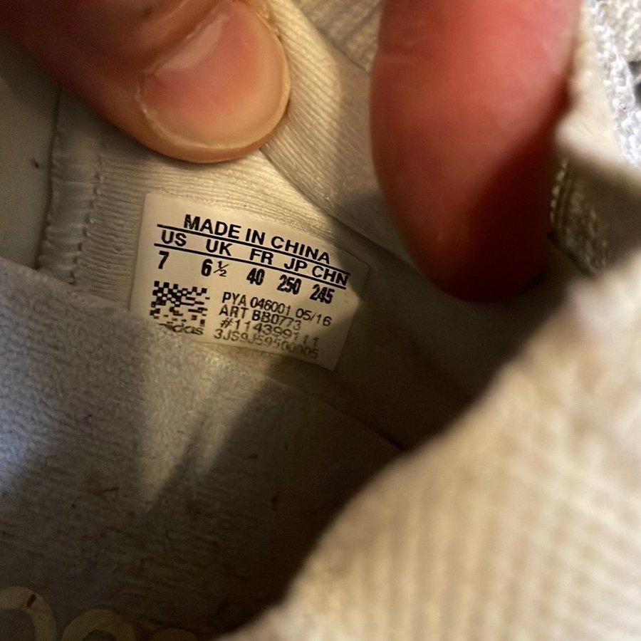 Se produkter som liknar Adidas UltraBoost löparskor, på Tradera