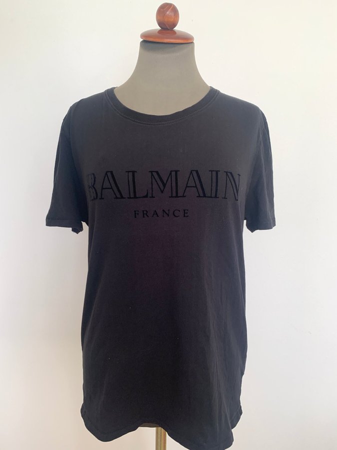 Se produkter som liknar Balmain by H&M svart t-shirt på Tradera